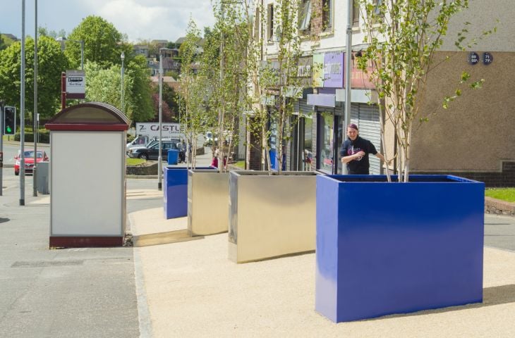 Tree planters in Ultramarine Blue are paired with stainless steel in this high street project for Clackmannanshire council
