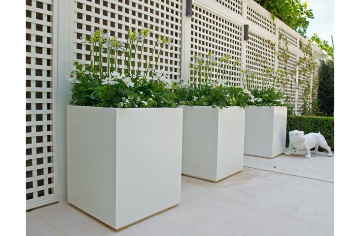 Squares powder coated in RAL 9010 (Pure White). The design incorporates small plinths to create a 'shadow gap'.