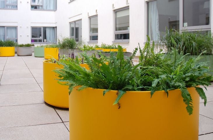 King’s College London – custom-coloured DELTA 45 Round planters