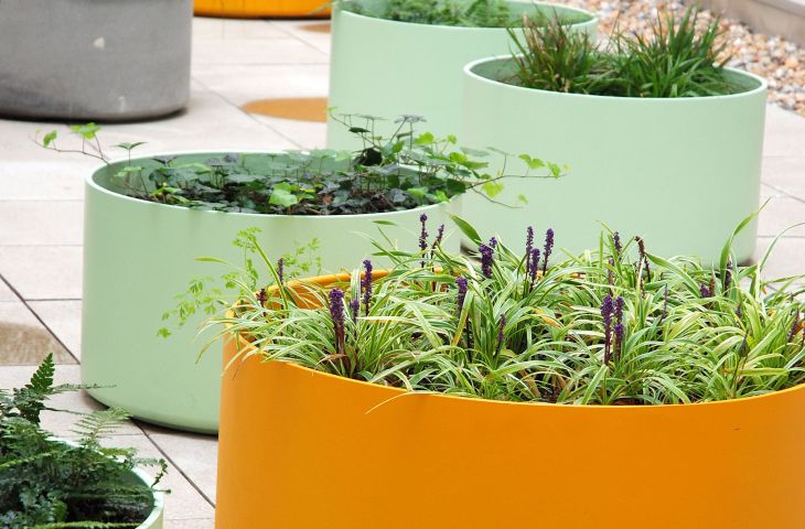 King’s College London – custom-coloured Boulevard planters