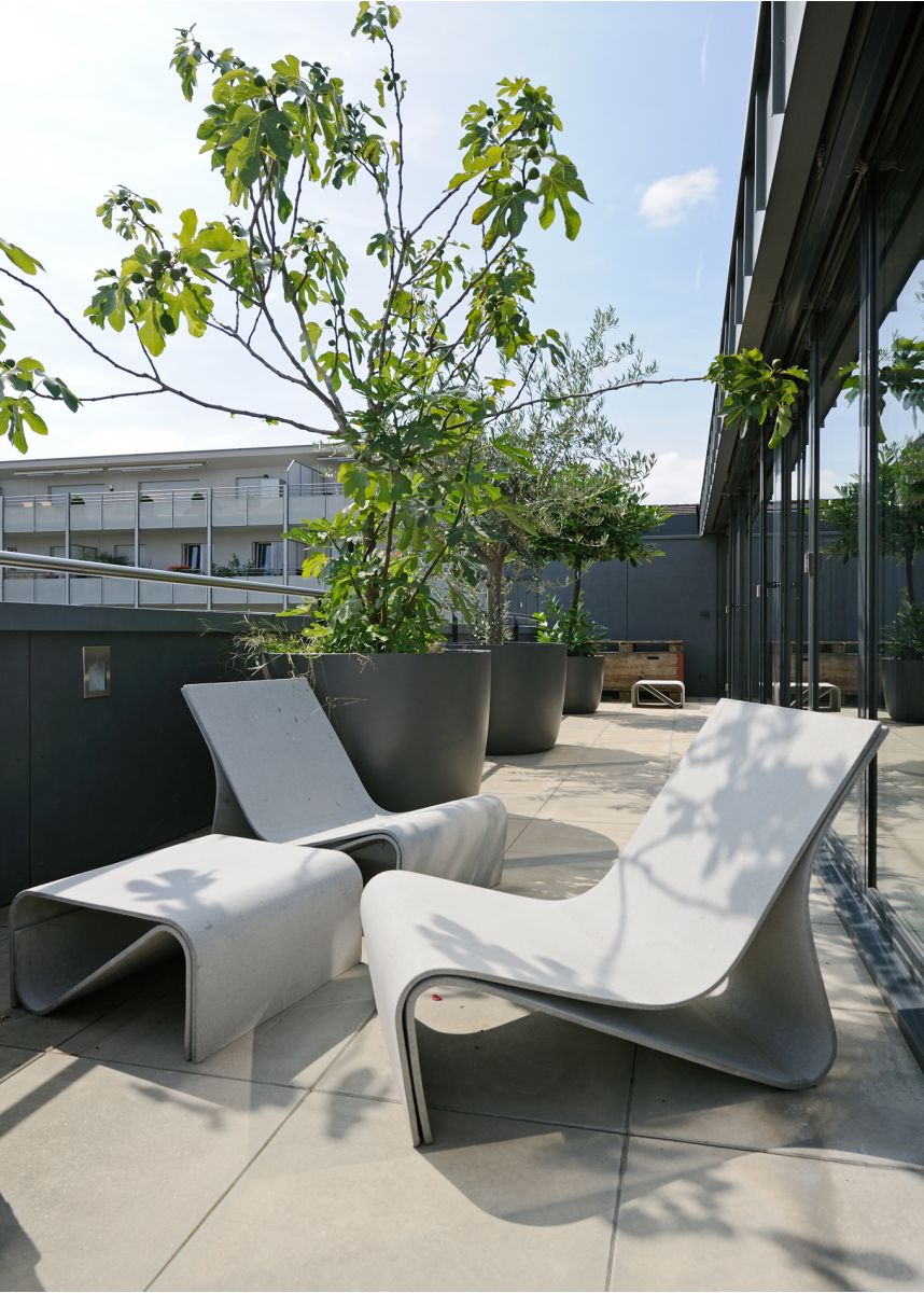 Sponeck chair and table with Boulevard planters