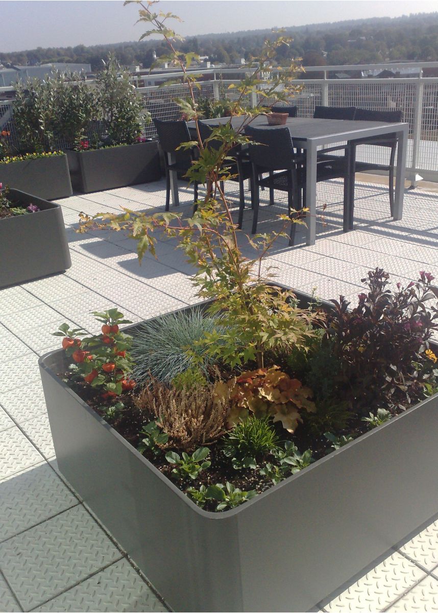 Delta coloured square planters