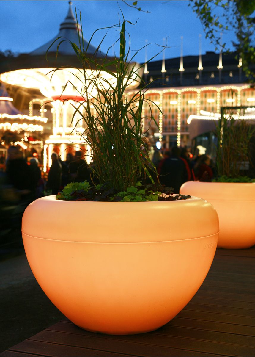 Lit Scoop Moonlight Planter Outside