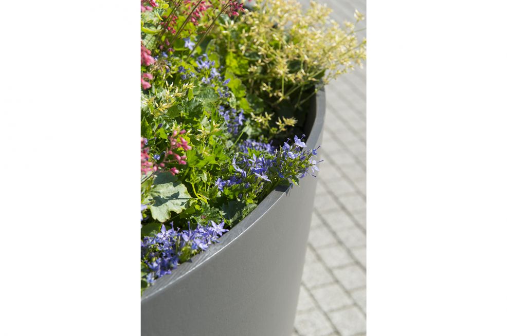 gunwharf quays, portsmouth – street and tree planters