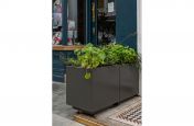 Planters with adjustable feet