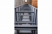 Internal bracing for commercial planters