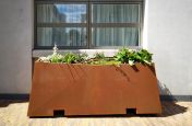 Large planter with adjustable feet
