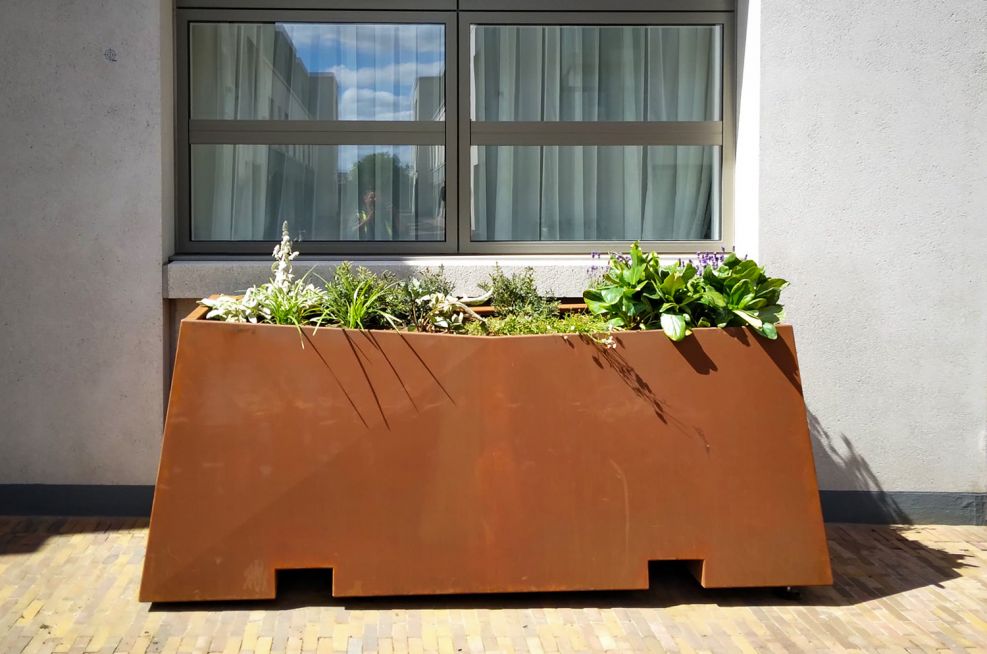 Large planter with adjustable feet